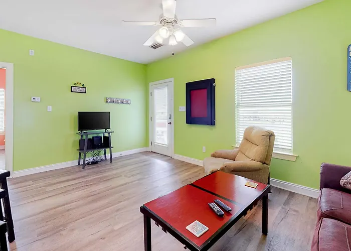Colorful Duplex With Porch Wifi & Ac - Walk To The